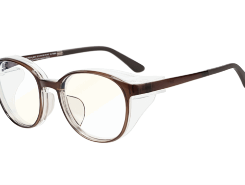 また、フード部分をはめ込み式の仕様にすることで、フード部分が目立ちづらく、ナチュラルな見た目に。オフィスワークやテレワークなど、日常の働くシーンに寄り添い、1日中、さらには一年を通して、目の快適さをサポートする。