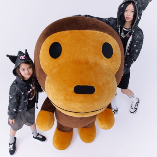 自称マイメロディのライバルで黒いずきんとピンクのどくろがチャームポイントのクロミ。明るくてやさしい性格で世界中から愛され続けるハローキティ。それぞれが持つ個性を、BAPE®のアイコニックなグラフィックやプロダクトに落とし込み、BAPE®とクロミ、ハローキティの世界観が交差するコレクションに仕上げている。