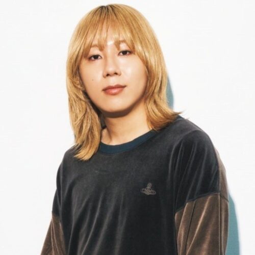 岸谷蘭丸が語る2025年ベストバイ「スーツにOOFOSで炎上(笑)」の裏側と、多忙な日々を支えた実力派アイテム