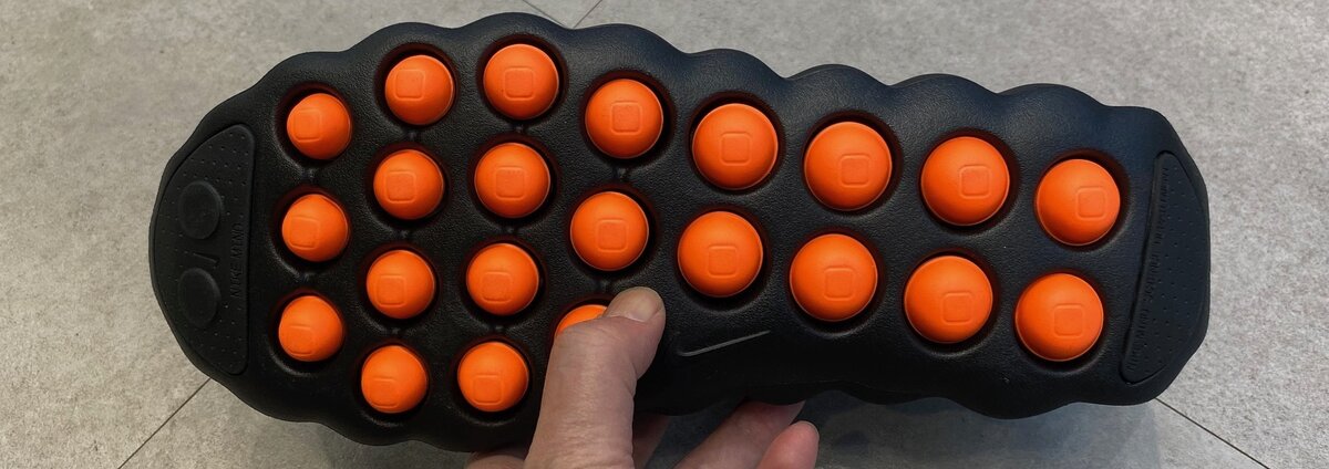 Nike（ナイキ）のマインド002 "ブラック/ハイパークリムゾン"