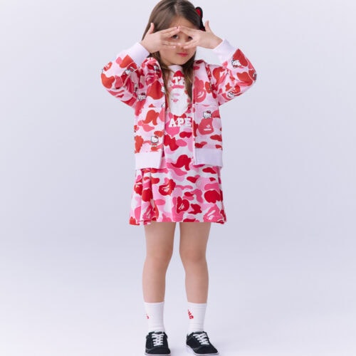 本コレクションのために制作したオリジナルのカモフラージュ柄は、サンリオのキャラクターたちが“かくれんぼ”するコンセプトでデザイン。キャラクターたちが潜む、遊び心のある総柄に仕上げている。