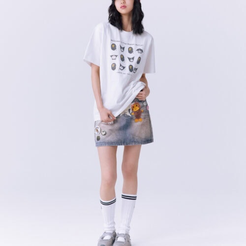 BAPE.COMで使用されていた「Welcome to The Bape® World!」のグラフィックをベースに、クロミがAPE HEADと出会う世界観を表現。左上にはBAPE®を象徴するMAD FACEを配置し、対角線上のクロミもMAD FACEの表情にすることで、ユーモアをプラス。背面にあしらったクロミのしっぽなど、着用時に楽しめるディテールもポイントだ。