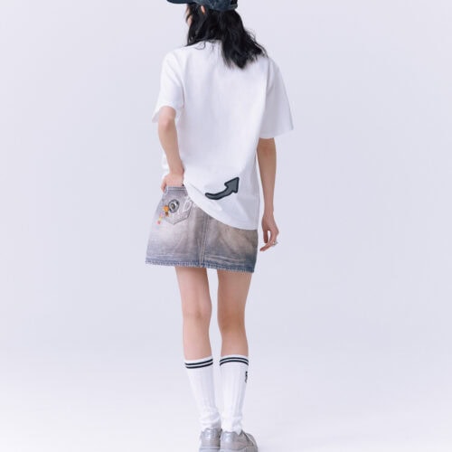 背面にあしらったクロミのしっぽなど、着用時に楽しめるディテールもポイントだ。