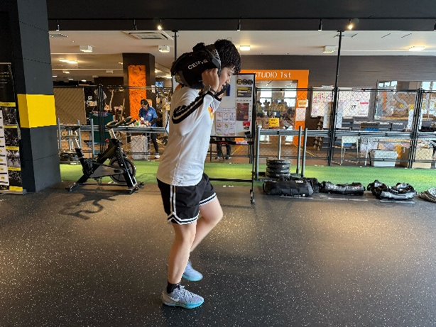 サンドバッグランジを体験する様子。