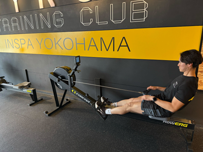 ローイングをする藤田トレーナー