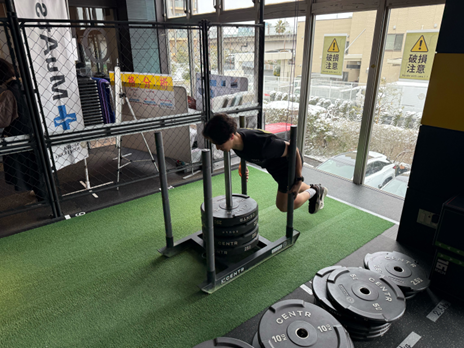 スレッドプッシュをする藤田トレーナー