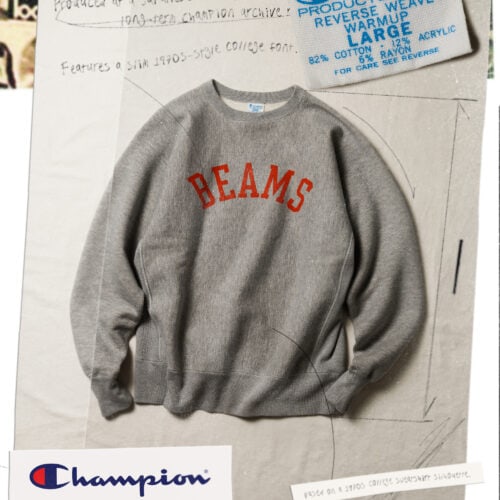 1960年代後期、アメリカの消防法を背景に、コットン100%の裏起毛素材に代わり、ポリエステルやアクリル、レーヨンといった化学繊維を用いたスウェットが誕生。 本作は、その流れを受けた1970年代後期に使用されていたアクリル混の「REVERSE WEAVE®」を復刻したシリーズのクルーネックスウェットシャツをベースに採用。