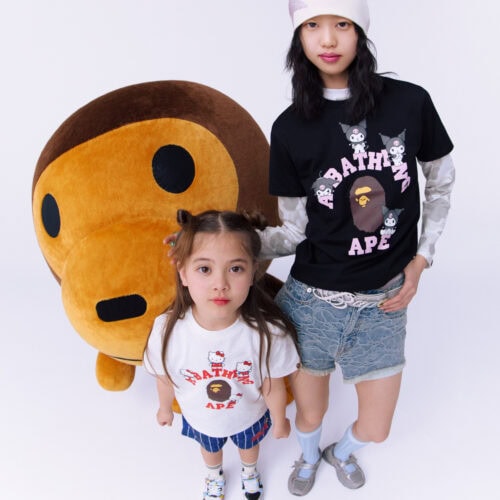 定番のカレッジグラフィックをベースに、キャラクターたちが遊んでいるかのような配置でデザイン。トレンド感のあるMINI TEEシルエットに、BAPE®らしい王道要素を融合。背面には「GO APE!」の吹き出しを配し、さりげないアクセントを添えている。