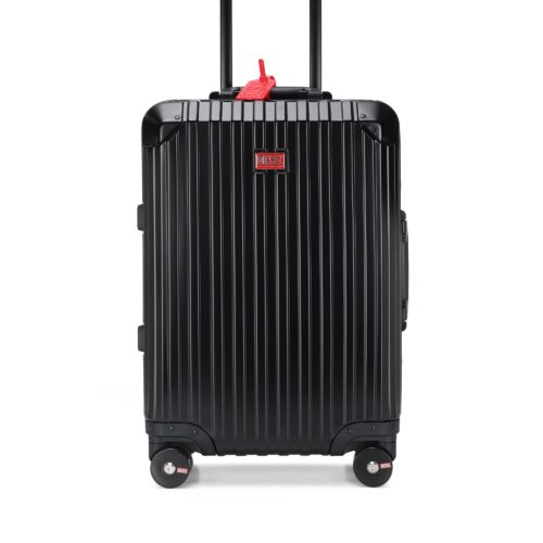 カラーバリエーションはブラック、シルバー、レッドに加え、ディーゼルのカラフルなグラフィックアイデンティティを体現した「トラベルステッカー」総柄のデザインもラインナップ。