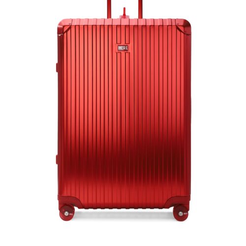 コレクションは、アルミニウムを想起させるハードケースから、ロゴを主軸にしたソフトラゲージ、日常の移動に適したモジュラーバックパックまで、4種類の異なるシリーズを展開。