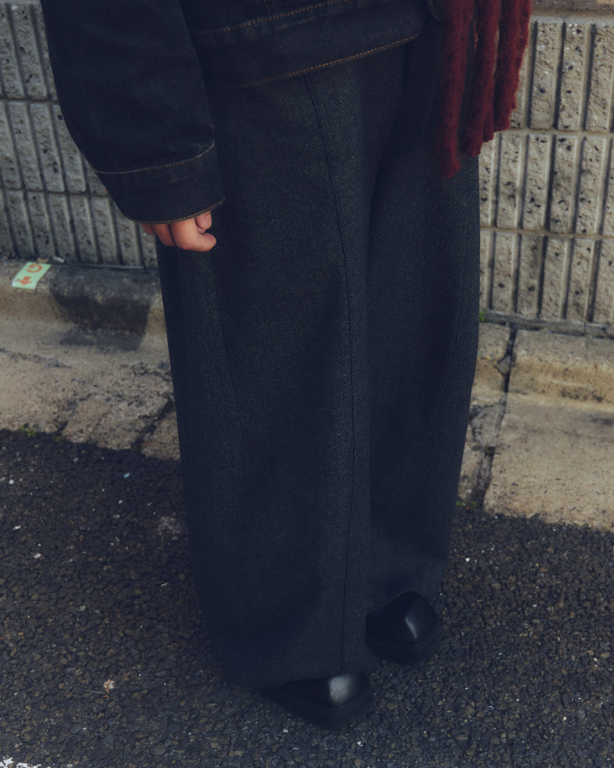 【スナップ】モノトーンになりがちな冬はマフラーの巻き方で“面積”を出す工夫を