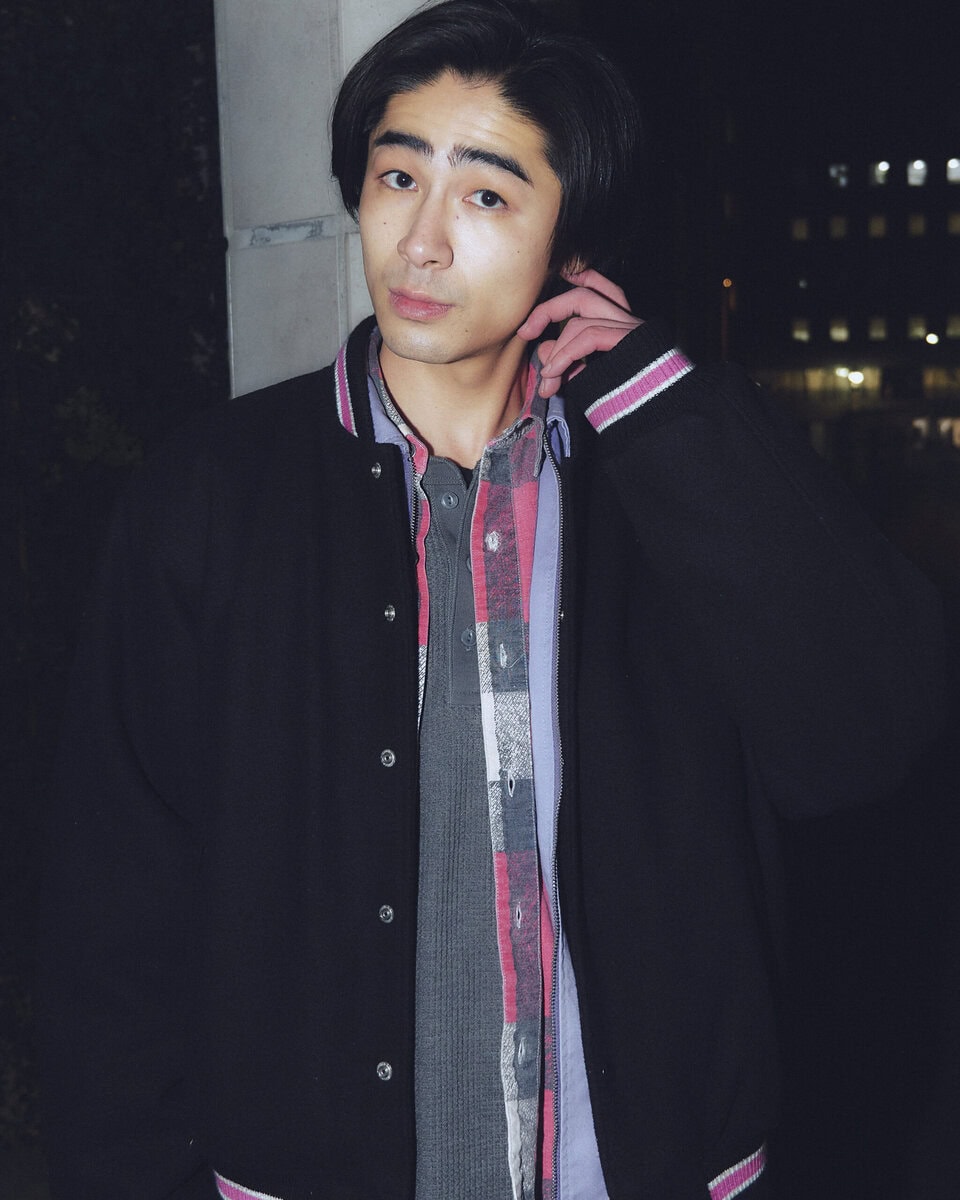 【スナップ】着こなしポイントは「腰パン」…野暮ったくならないシャツ重ねにも注目