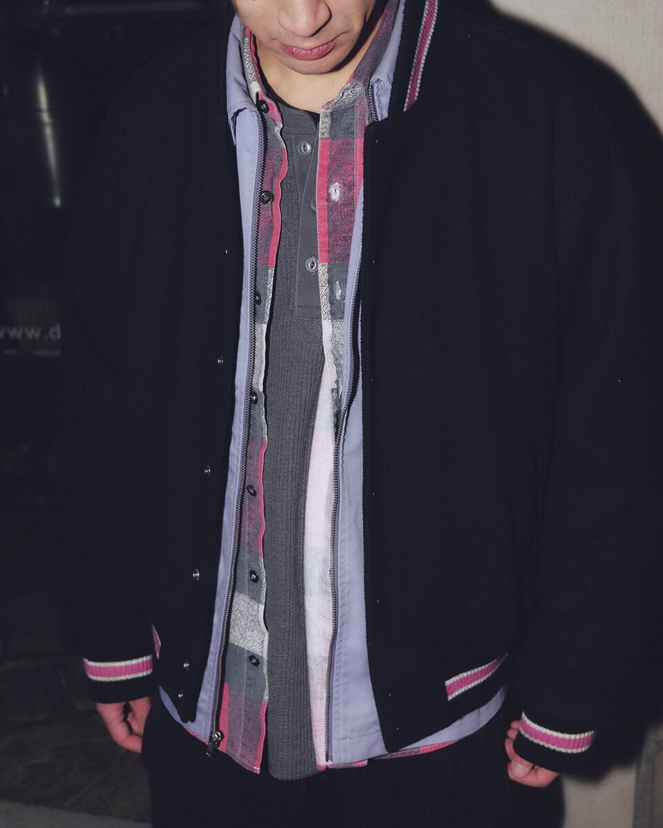 【スナップ】着こなしポイントは「腰パン」…野暮ったくならないシャツ重ねにも注目