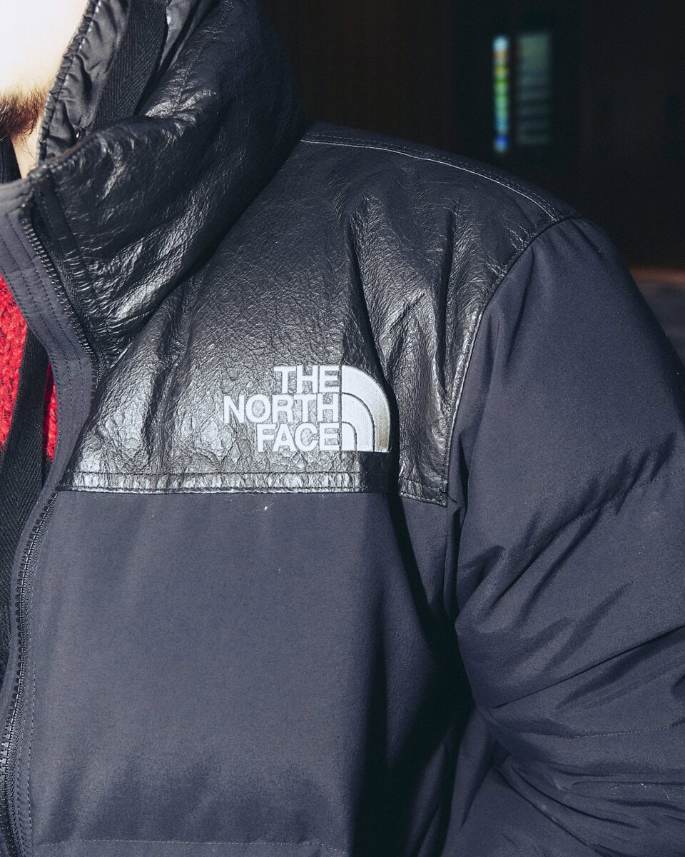【スナップ】ザ・ノース・フェイスのダウンを“普通に着ない”ために色物のニットを覗かせる