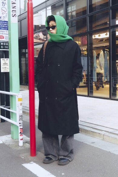 【スナップ】シンプルな王道コーデに1色加えることで印象がらり一変