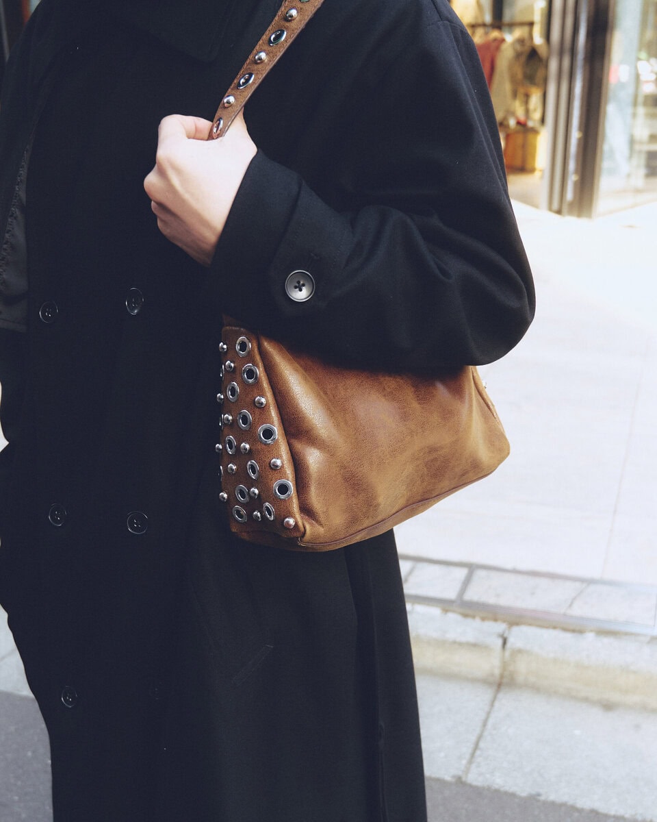 【スナップ】シンプルな王道コーデに1色加えることで印象がらり一変