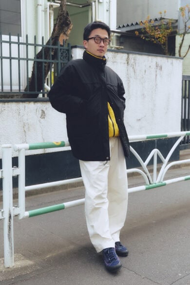 【スナップ】アウターの前を少し開けて挿し色の黄色をチラ見せ!加えて白パンツで抜け感を