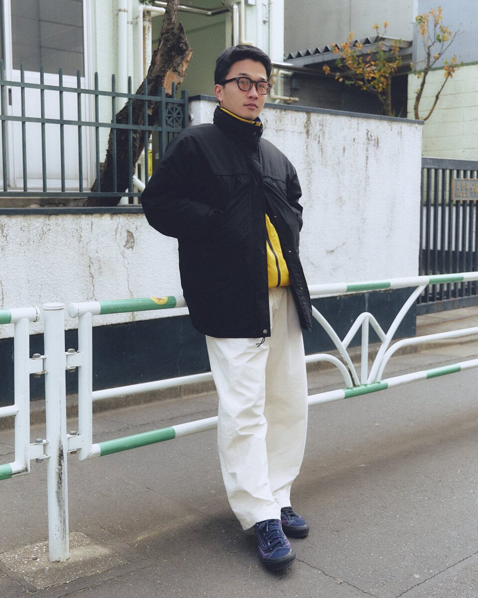 【スナップ】アウターの前を少し開けて挿し色の黄色をチラ見せ!加えて白パンツで抜け感を