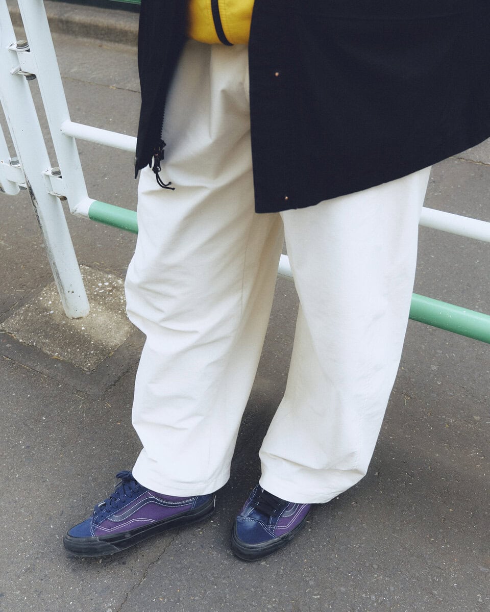 【スナップ】アウターの前を少し開けて挿し色の黄色をチラ見せ!加えて白パンツで抜け感を