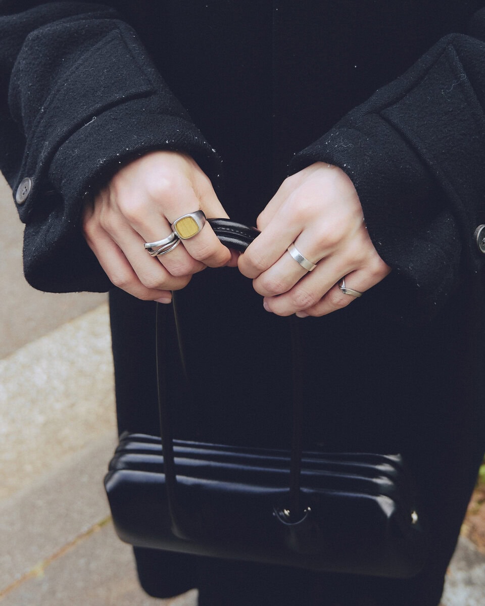 【スナップ】買い物で歩く日はスニーカーが一番!を体現したシックな古着コーデ