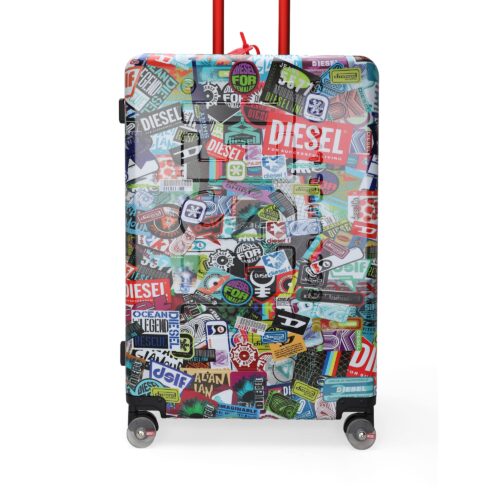 クリエイティブ・ディレクター、グレン・マーティンスのもと、ディーゼルの「自己表現」というビジュアルメッセージを、ハード＆ソフトラゲージ、バックパック、ダッフルバッグ、トラベルアクセサリーへと再解釈。