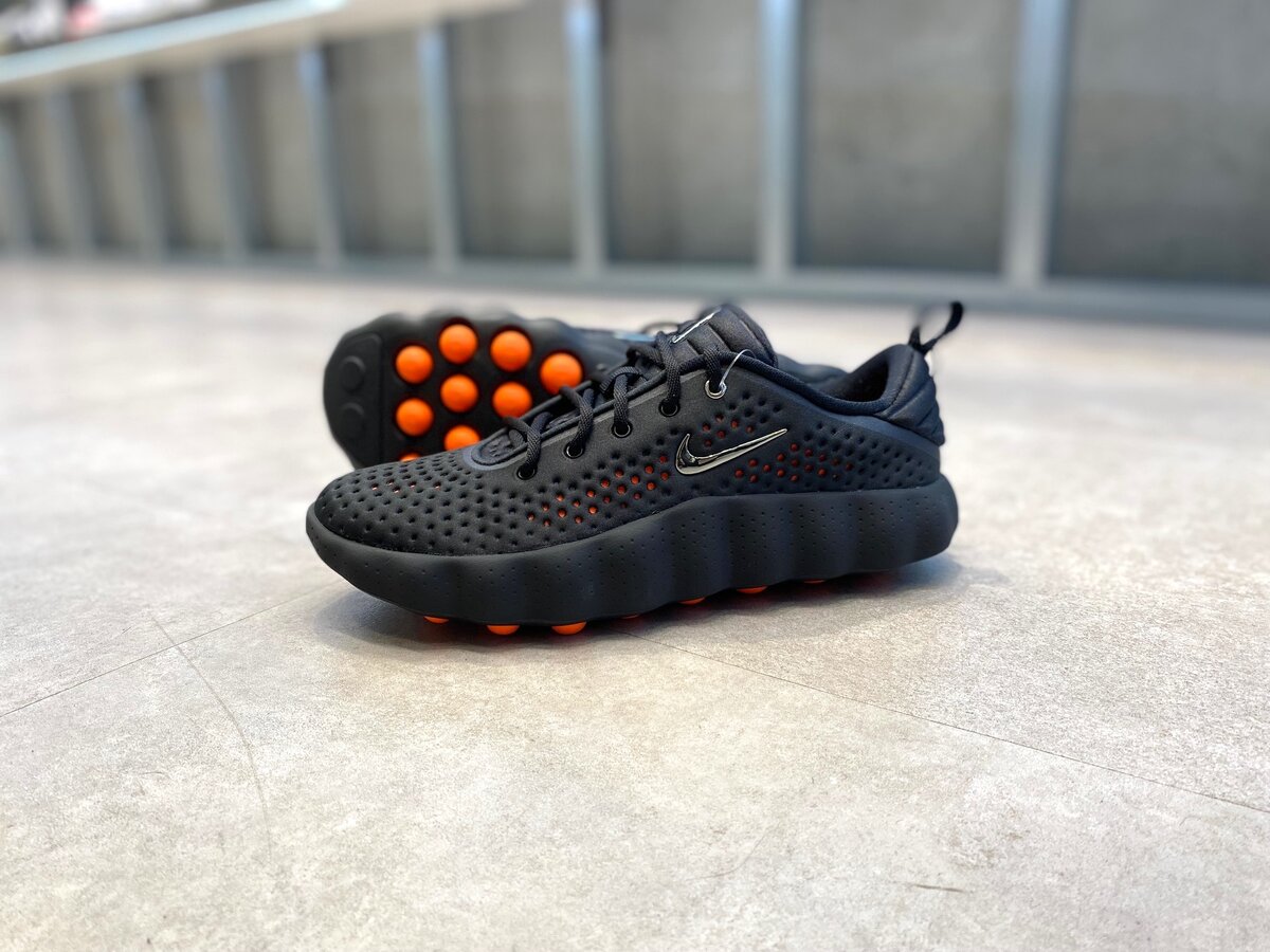 Nike（ナイキ）のマインド002 "ブラック/ハイパークリムゾン"