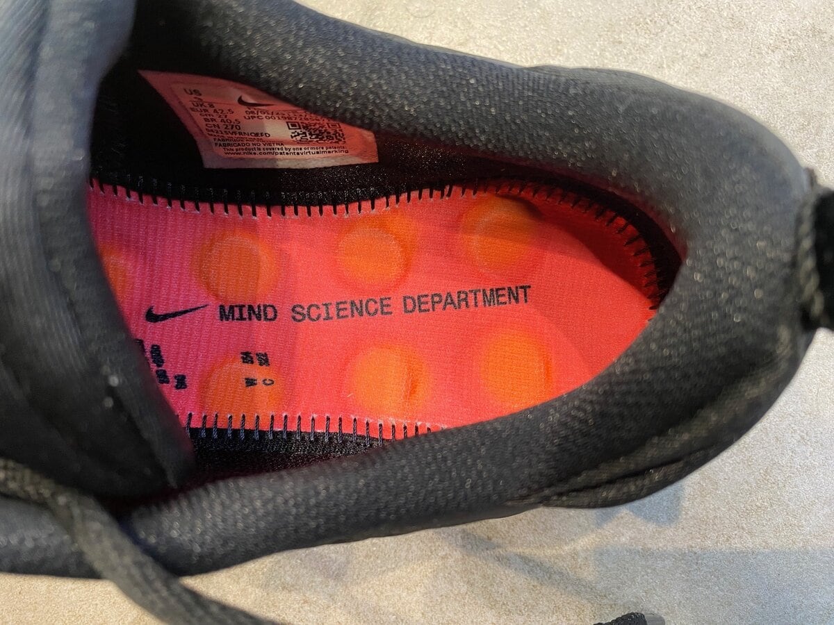 Nike（ナイキ）のマインド002 "ブラック/ハイパークリムゾン"