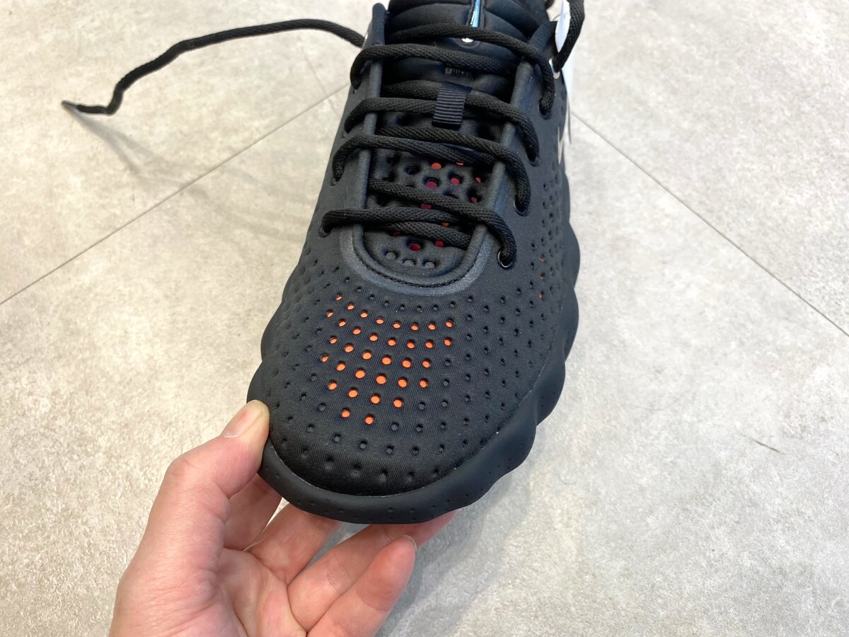 Nike（ナイキ）のマインド002 "ブラック/ハイパークリムゾン"