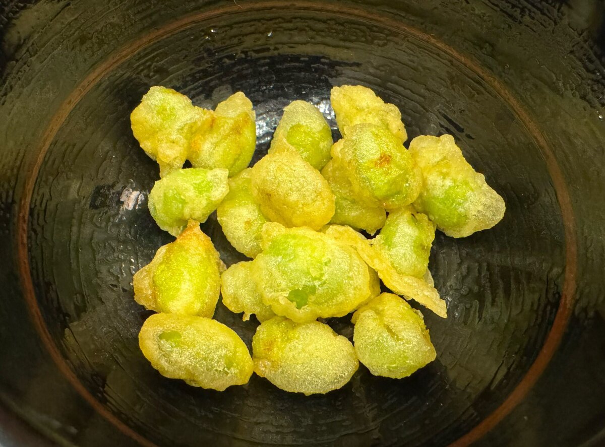 薄い衣をまとったサクサクと軽い食感