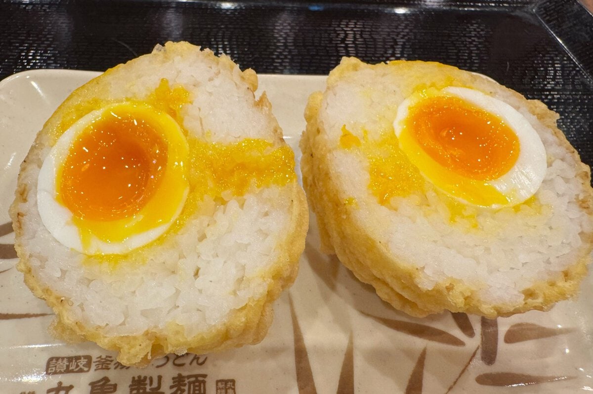 半熟たまごが丸ごと入っていて食べ応え抜群！