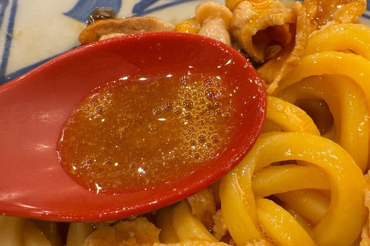 だしの旨みをしっかりと感じるコク深い味わいの特製甘辛醤油ダレ