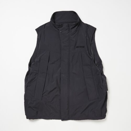 極細番⼿の⽷を使⽤する事で、⾵をはらむ様な軽量のアウターとしてデザイン。⼤型の胸ポケットを配置し、デザインは極⼒シンプルに仕上げている。