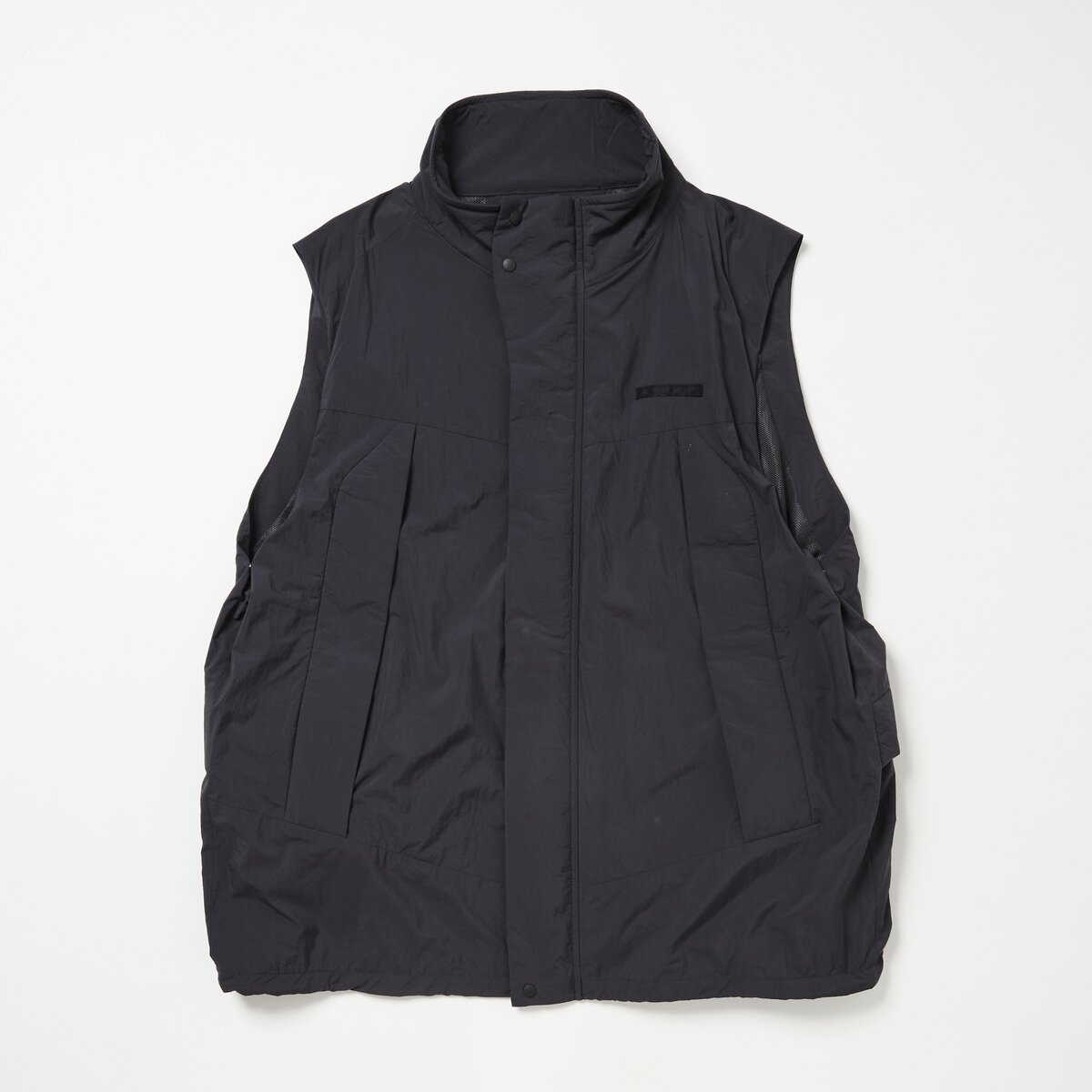 極細番⼿の⽷を使⽤する事で、⾵をはらむ様な軽量のアウターとしてデザイン。⼤型の胸ポケットを配置し、デザインは極⼒シンプルに仕上げている。