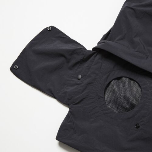 ファンを付けない時も着⽤できるように、ファン⽤の⽳をポケットの袋布を利⽤し隠せる仕様に。空調服社の中でもマット仕上げの薄型ファンを仕様し、⽇常着としても馴染むデザインとなっている。