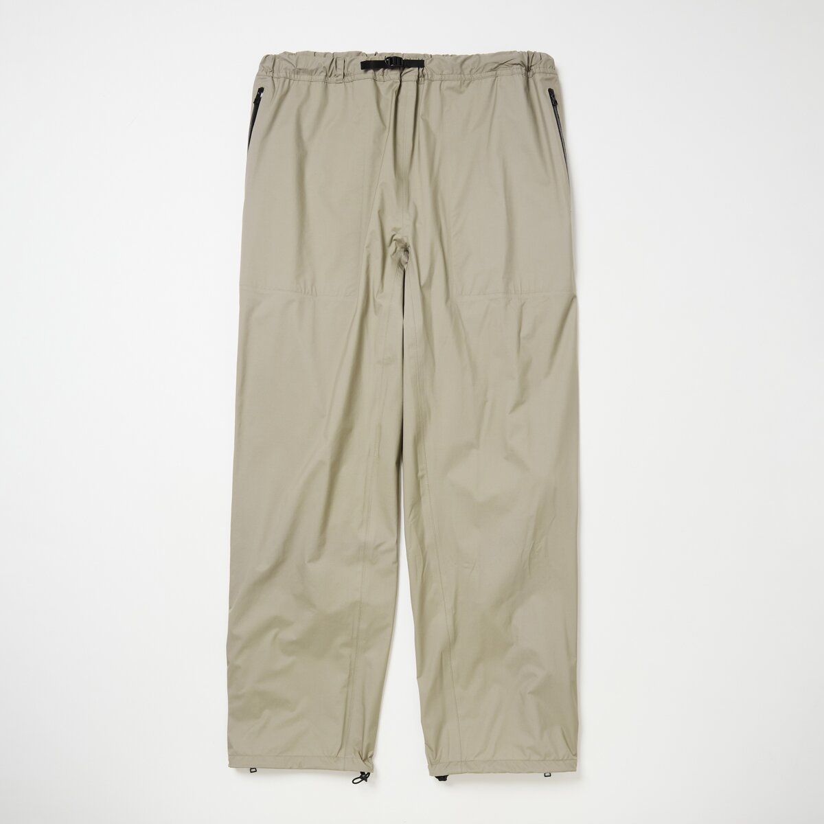 ⻑めのサイドジップを配したレインパンツ。ふくらはぎの裏側にあるドローコードは⾜の動きに合わせて裾が上がってくる現象を防⽌する役割を担う。