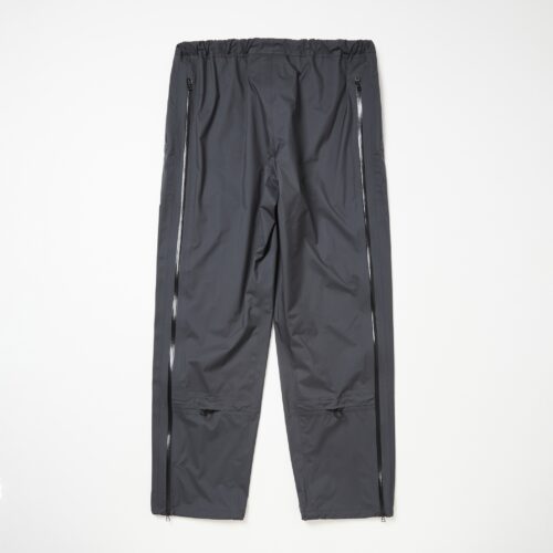 裾にはドローコードを配備し、シームテープ処理を施した防⽔仕様。Air Circulation System Rain Jacket / Lightとのセットアップモデル。