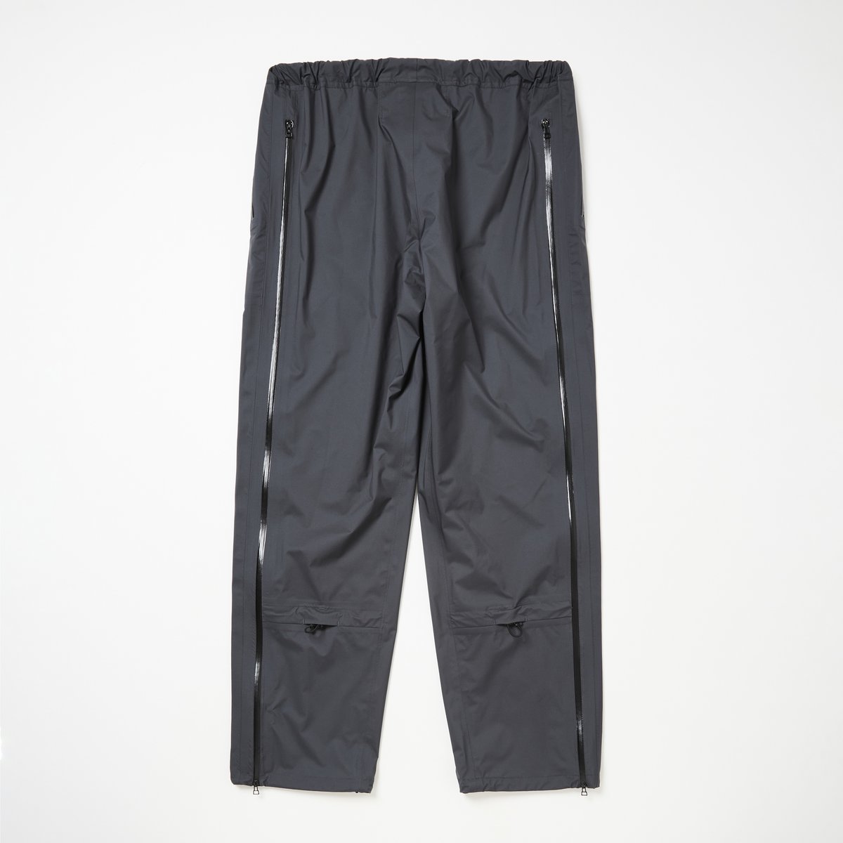 裾にはドローコードを配備し、シームテープ処理を施した防⽔仕様。Air Circulation System Rain Jacket / Lightとのセットアップモデル。