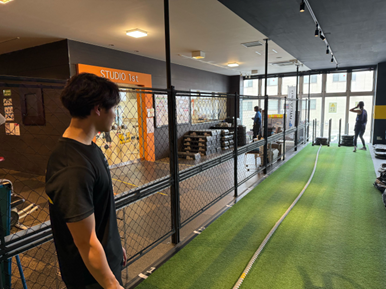 スレッドプルの説明をしてくれる藤田トレーナー