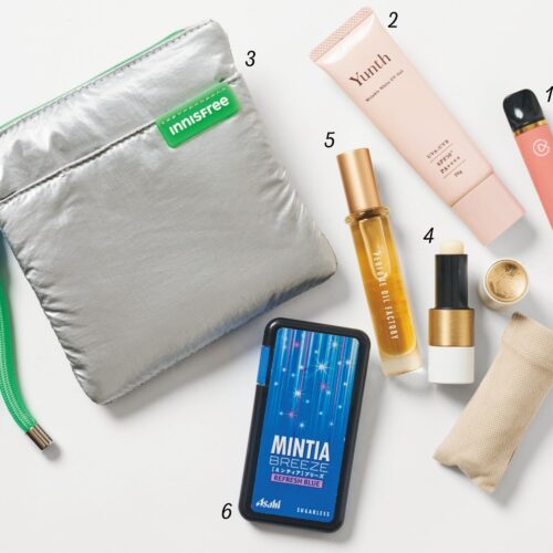 モデル・ふかわ。さんのポーチと中身