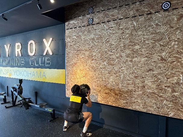 ウォールボールを実践する藤田トレーナー