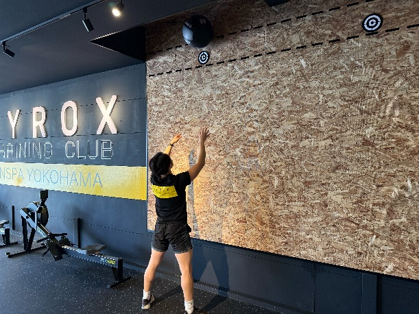 ウォールボールを実践する藤田トレーナー。