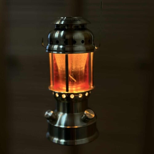 ゴールゼロのLEDランタンをセットしてスイッチON！すぐに明るくなります。