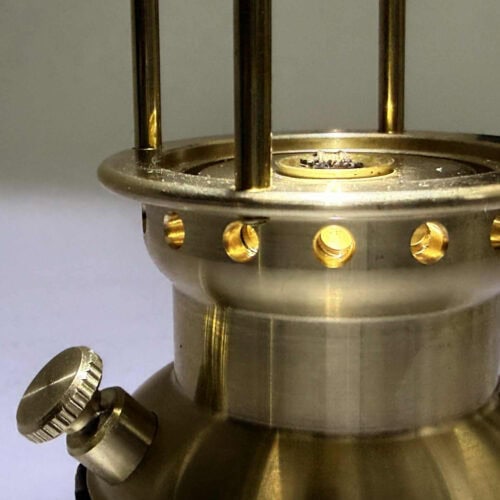 真鍮は経年劣化によるエイジングを楽しめます。安全性の観点から、本体下部には熱が伝わりにくい革が巻かれています。