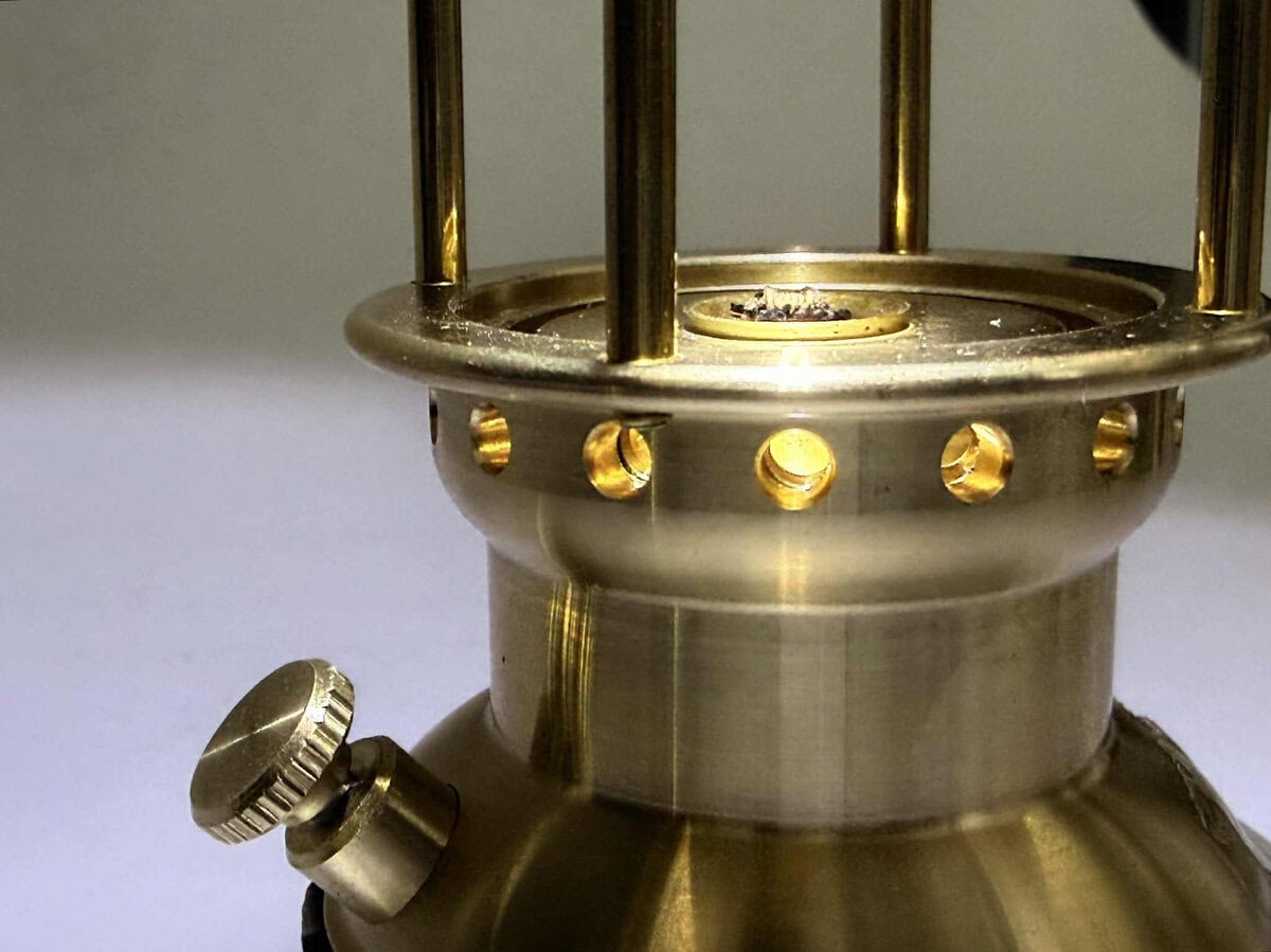 真鍮は経年劣化によるエイジングを楽しめます。安全性の観点から、本体下部には熱が伝わりにくい革が巻かれています。