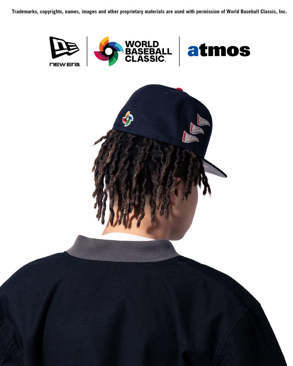 サイドには、侍ジャパンがこれまでに世界の頂点に立った優勝年をフラッグモチーフで刺繍し、その歴史と誇りをディテールとして刻み込んでいる。さらに、内側には日の丸タグを配し、見えない部分にまで日本代表へのリスペクトを込めた仕様に。