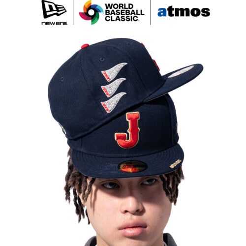 New Era®を代表するシルエット59FIFTY®をベースに、つば部分には「atmos」ロゴをゴールド刺繍であしらい、特別な一体感と高級感を演出。