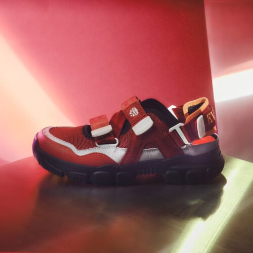 各機体の象徴的なカラーリングを、単なる再現にとどまらず、ファッション視点で再構築することで、タウンユースに適した洗練されたデザインへと仕上げている。