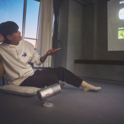 Aladdin XのモバイルプロジェクターAladdin Poca