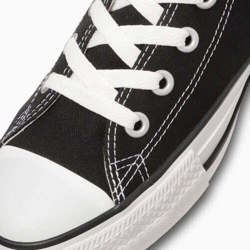 職人の手により一足ずつ丁寧に組み立てたのち、「加硫缶」と呼ばれる専用の窯で加熱・加圧することで、生ゴムに化学反応を起こし、柔軟性と耐久性に優れた靴へと仕上げる「バルカナイズ製法」を、1917年の誕生以来貫いている。