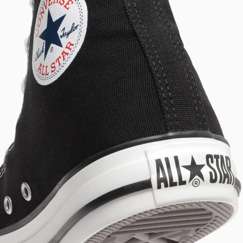 ラストやソール構造を一新することで、軽量性、クッション性、フィット感、屈曲性を向上。足を入れた瞬間から快適さを実感できる履き心地を実現している。